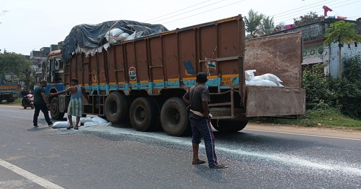 Heavy truck collides with tractor: Bag of fortified vitamin rice falls on the road