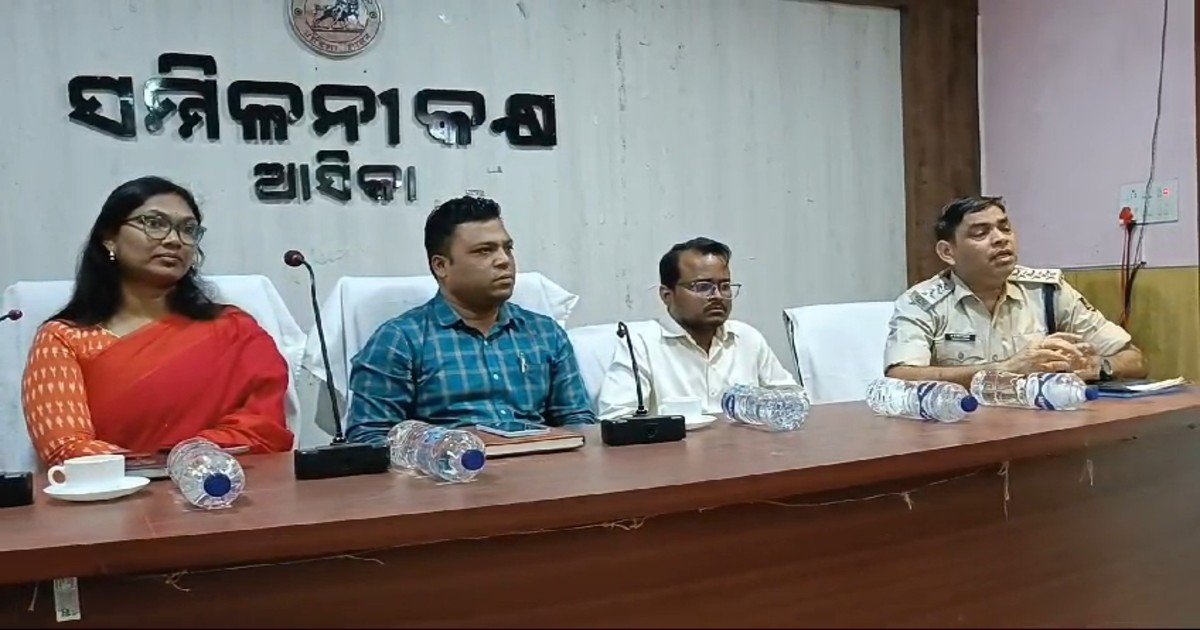 Meeting on the issue of Balichhai Sabarna and Asbarna dispute in the presence of the administration at the Aska Block Conference Hall